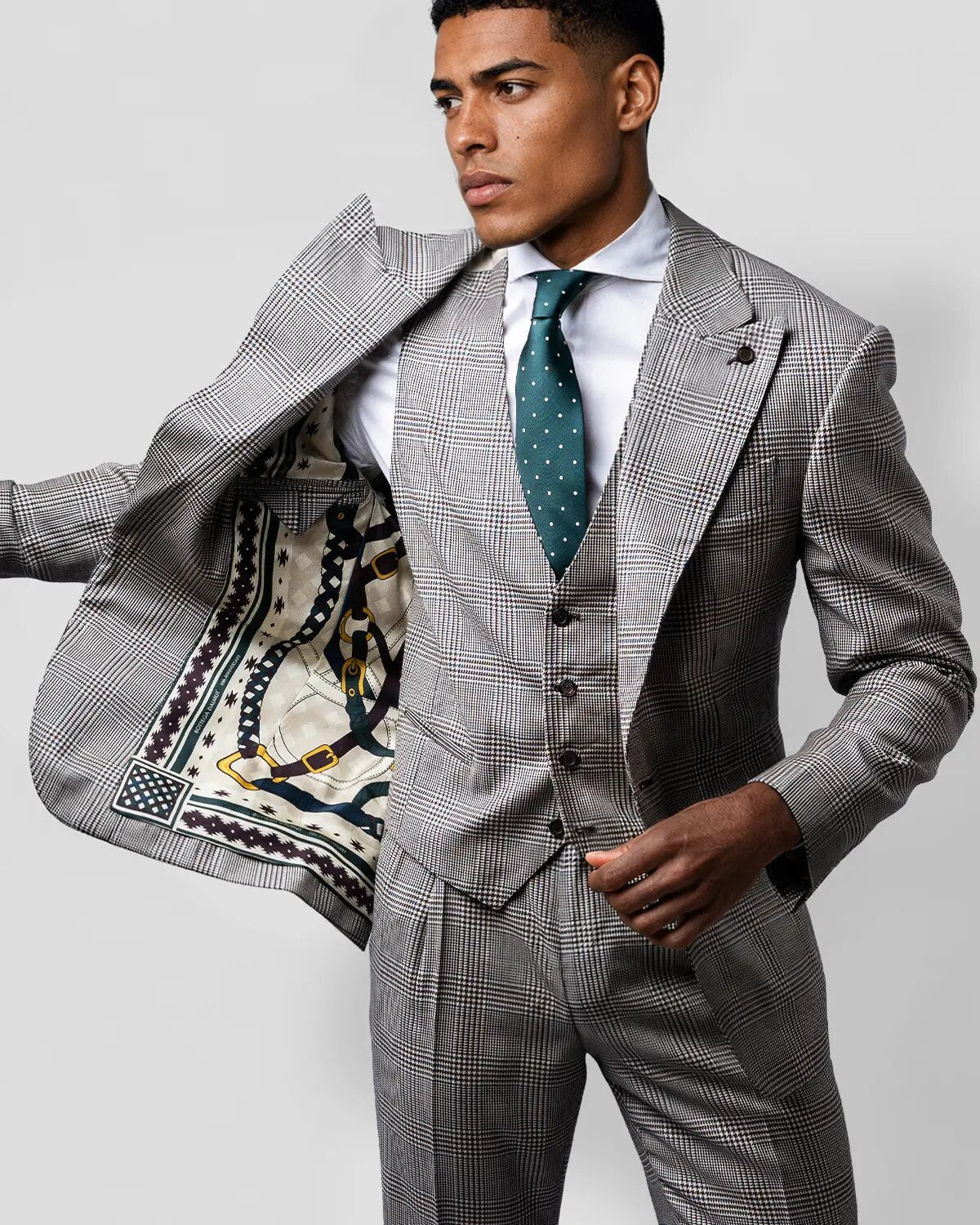 Abito Prince of Dalmut aperto sul foulard di seta interno, The Dieci Collection