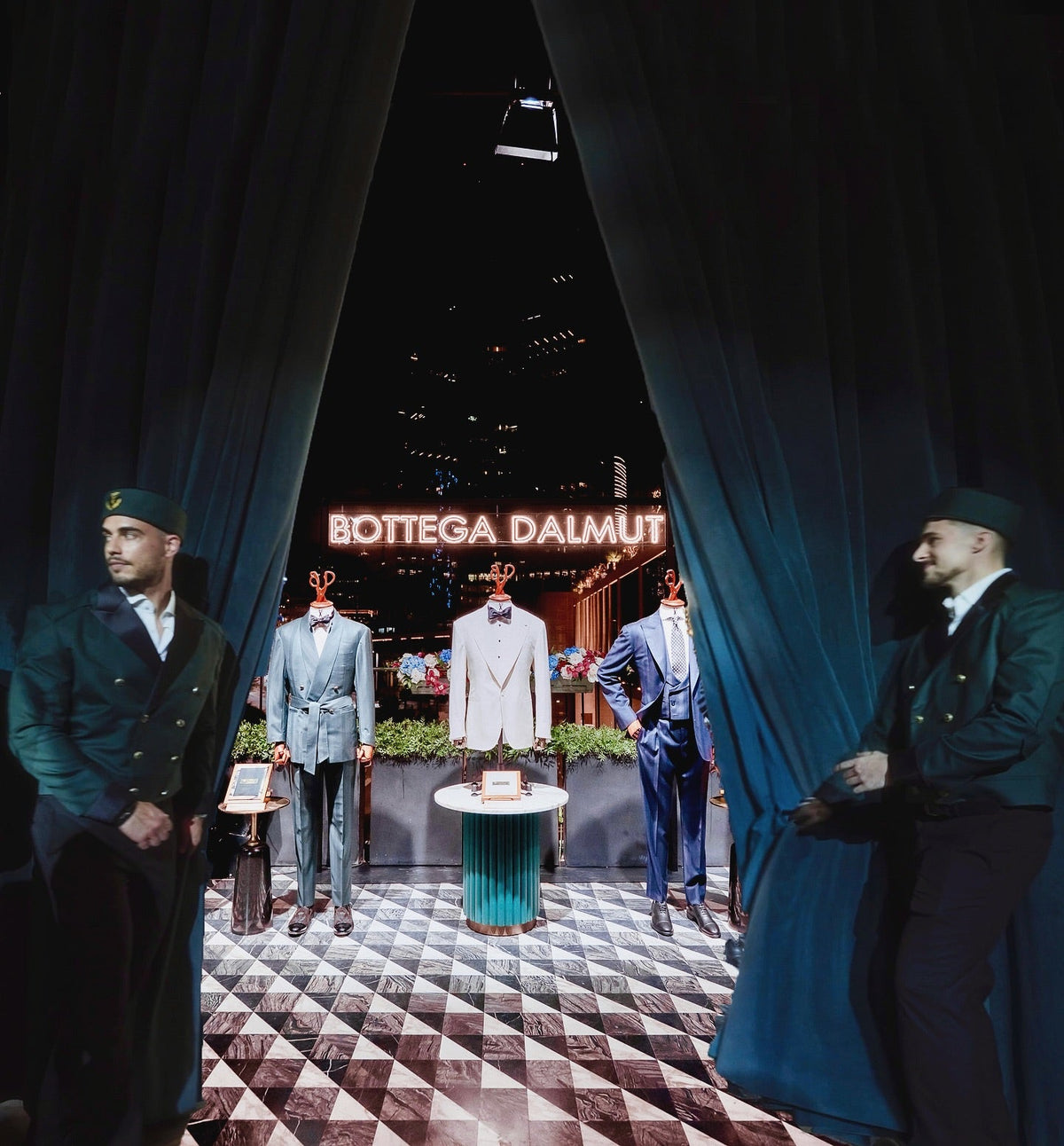 L'ingresso della serata Bottega Dalmut a Dubai, fra tende di velluto e abiti su manichino