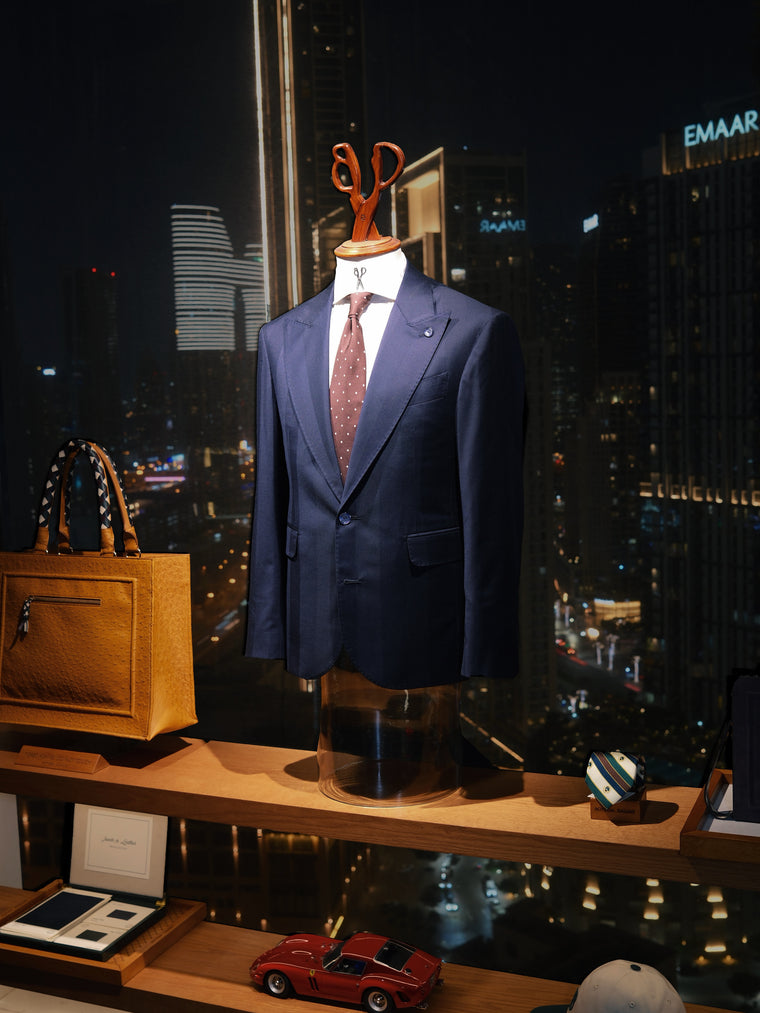 Prova finale di un abito Navy HyperFiber nella Clubhouse di Dubai, Bottega Dalmut