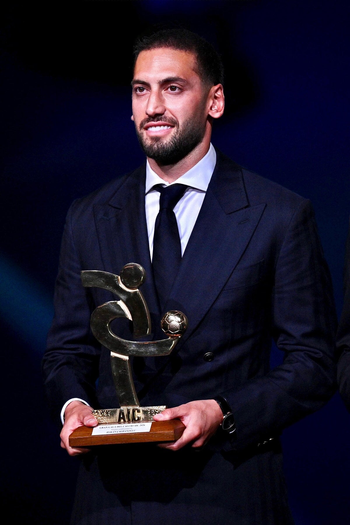 Hakan Çalhanoğlu in abito bespoke Bottega Dalmut al Gran Galà del Calcio AIC 2026